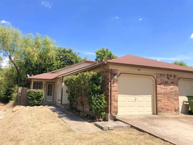 Building Photo - Comfortable & Clean Duplex