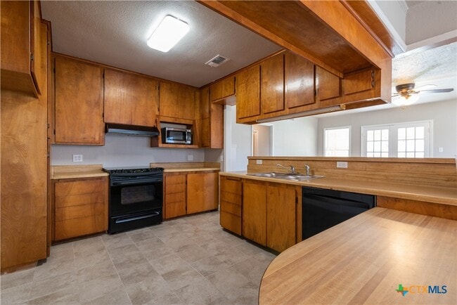 Building Photo - 609 S Pecan Ave