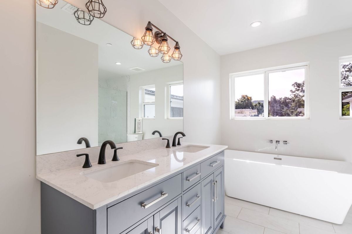 Building Photo - 10754 Nassau Ave