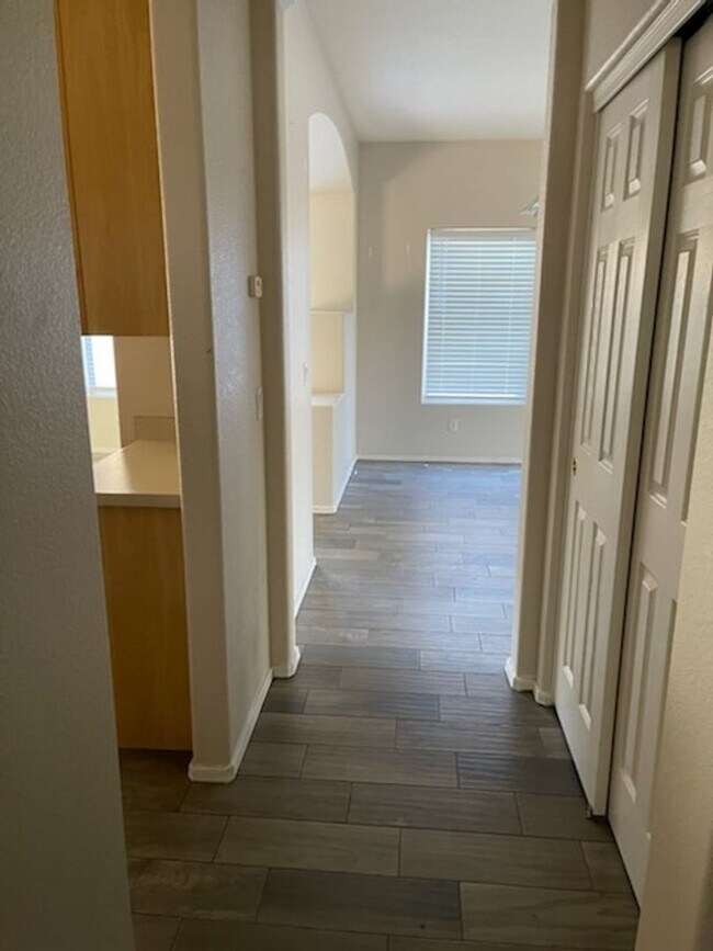 Building Photo - 4 bedroom 2 bath in Goodyear