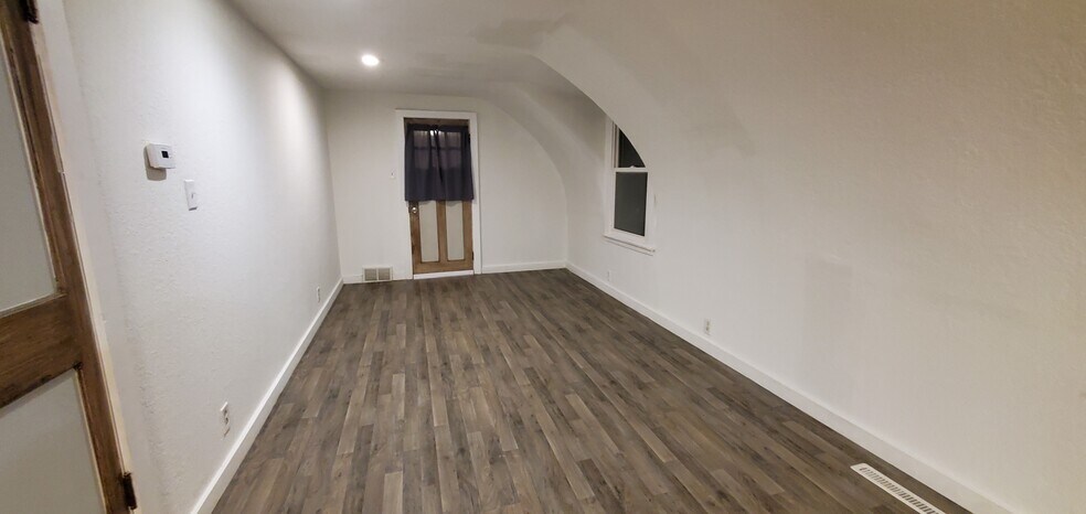 Building Photo - 376 S Pierson Ave