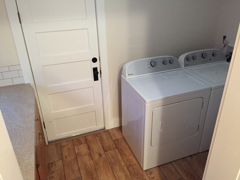 Building Photo - 908 E 8th St