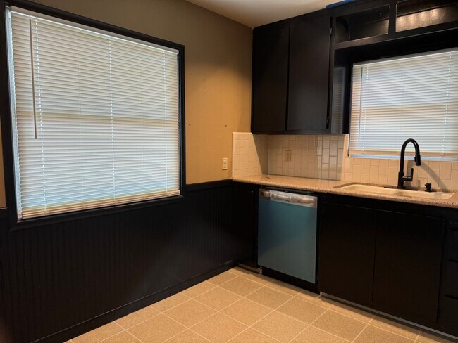 Building Photo - Solar Savings 3 bedroom - 2 bathroom FOR RENT