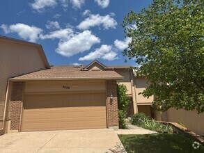 Building Photo - 2 BEDROOM, 2 1/2 BATH TOWNHOME W/2 CAR GAR...