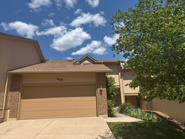 Primary Photo - 2 BEDROOM, 2 1/2 BATH TOWNHOME W/2 CAR GAR...