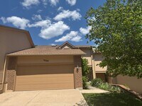 Building Photo - 2 BEDROOM, 2 1/2 BATH TOWNHOME W/2 CAR GAR...