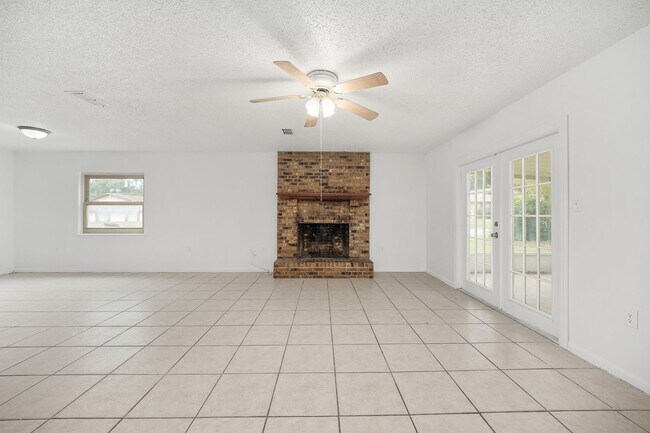 Building Photo - Spacious 3-Bedroom Home with Fireplace, Split Floor Plan & Screened Lanai in Southeast Ocala!