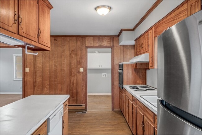 Building Photo - Large Brick Ranch, New Wood Like Flooring Throughout, Just Painted, LR, Den, Sun Room, Carport!