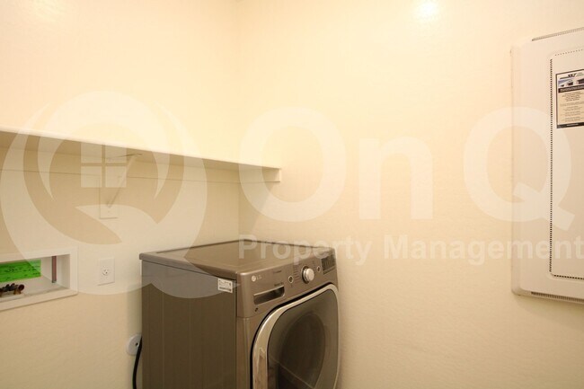 Building Photo - 943 E Danbury Dr