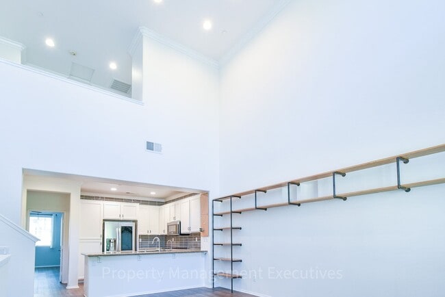 Building Photo - Beautiful 4 Bed, 3.5 Bath Townhouse