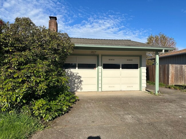 Building Photo - 3 bedroom, single level, 3-car garage spac...