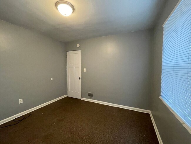 Building Photo - Cozy 2 Bedroom/ 1 Bathroom Home in Gary, IN