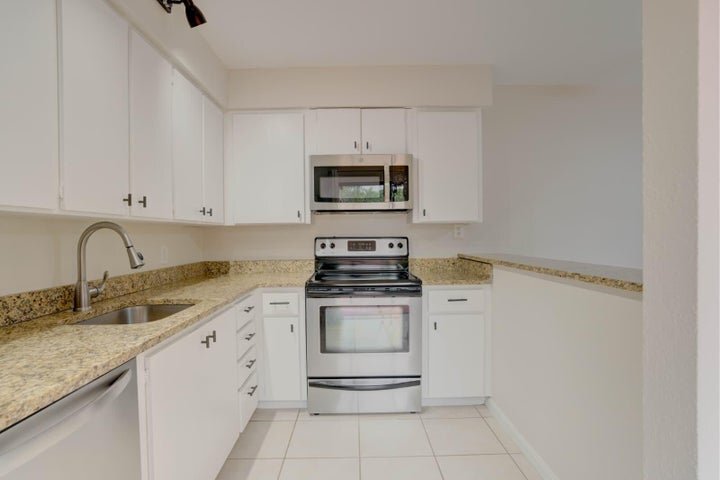 Building Photo - 904 9th Ct