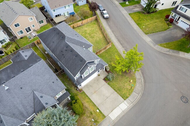 Building Photo - Lipoma Firs 5 bedroom with full bath on main.