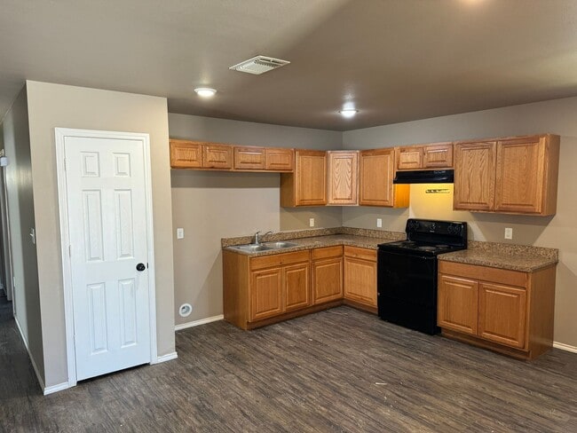 Building Photo - FENCED BACKYARD*Move in SPECIAL*Section 8 approved*