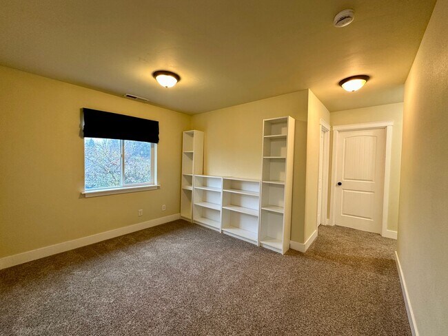 Building Photo - Well-Maintained Three Bedroom Home in North Salem