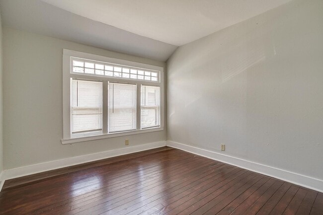 Building Photo - Large 4 Bed, 2 Bath in the heart of Histor...