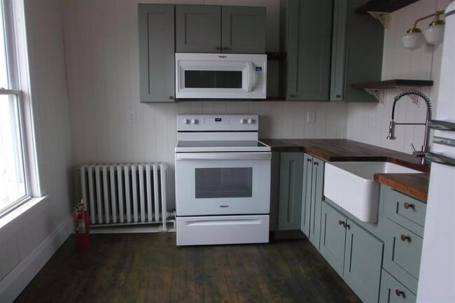 Building Photo - 50 Bank St