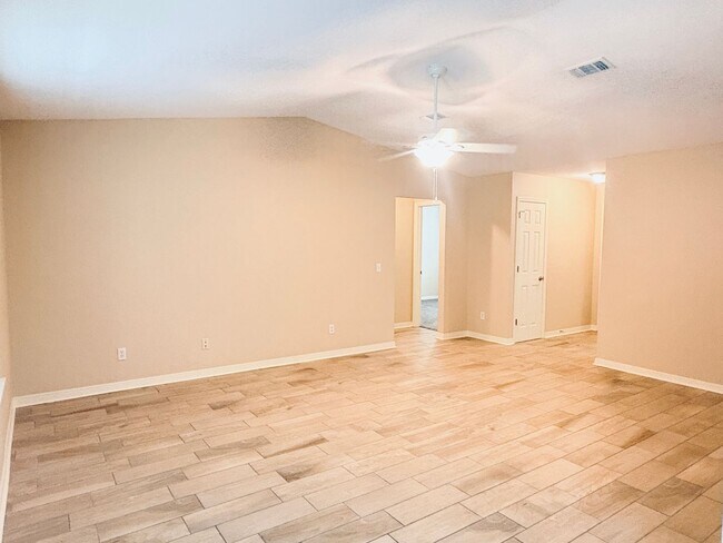 Building Photo - 10621 Creek Ridge Dr