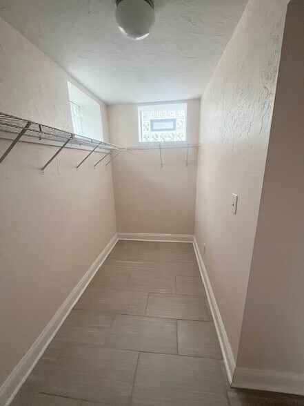 Building Photo - 358 Pointview Rd