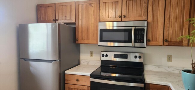 Building Photo - 6832 Palmetto Cir S