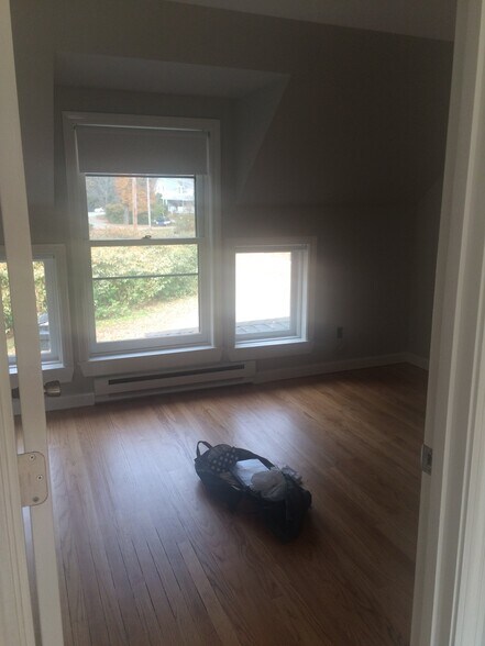 Building Photo - 10 Beehive Dr