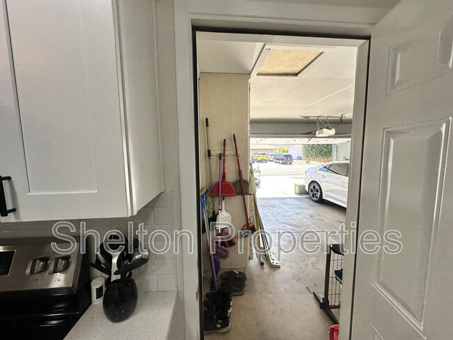 Building Photo - 10806 W Camelot Cir