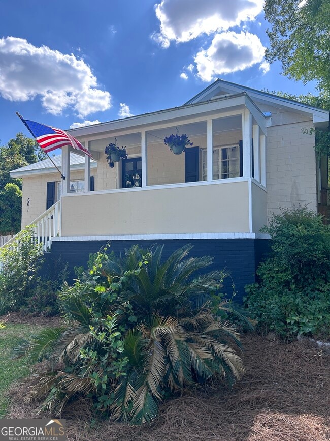 Building Photo - 601 Heard