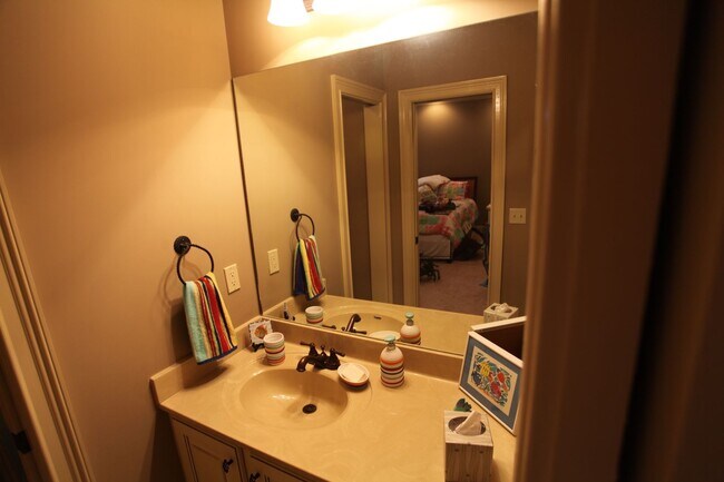 Building Photo - 3 Bed/3.5 Bath Runningvine Townhome Available in August!
