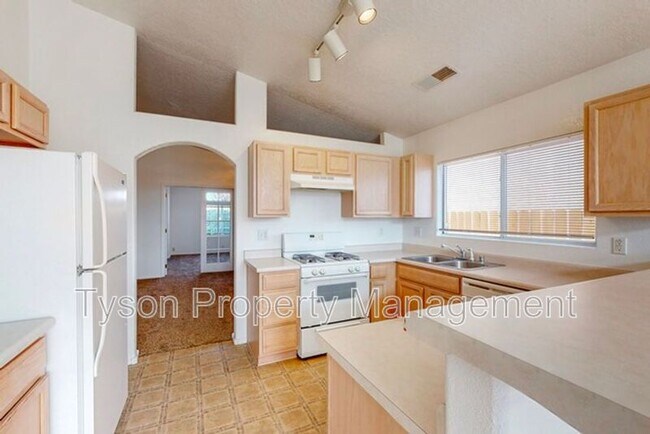 Building Photo - 7124 Labrador Dr NE