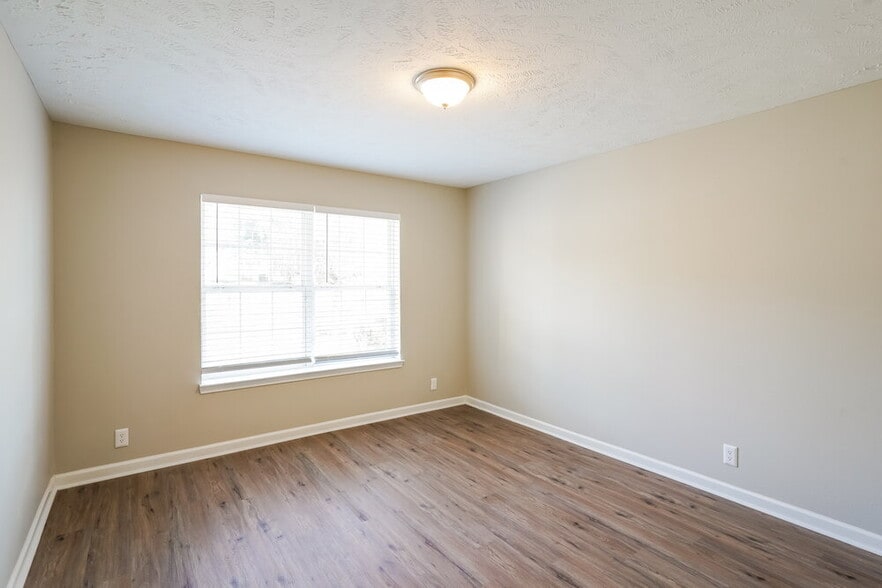 Building Photo - 5125 Hickory Grove Dr