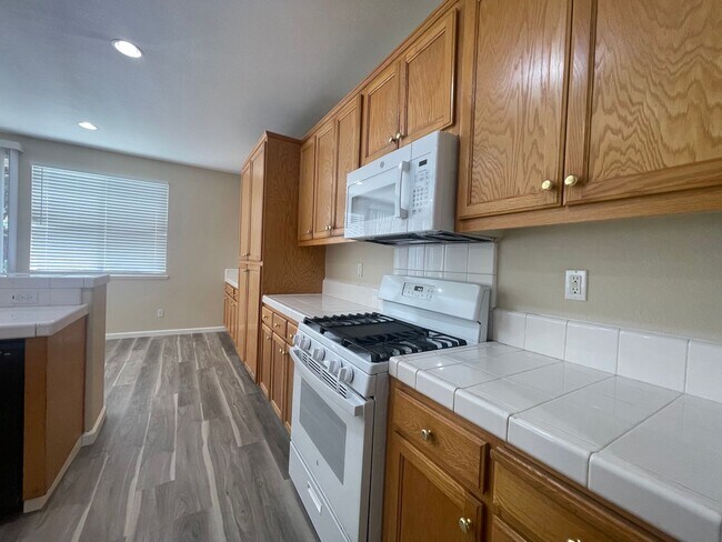 Building Photo - Beautiful 4 Bedroom Close to Downtown Brentwood!