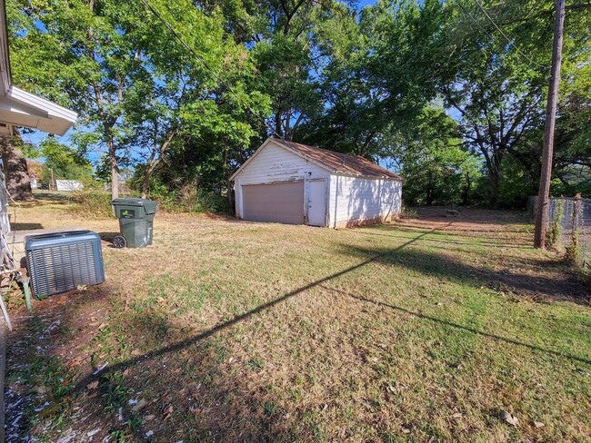 Building Photo - 2 Bedroom home in Tecumseh