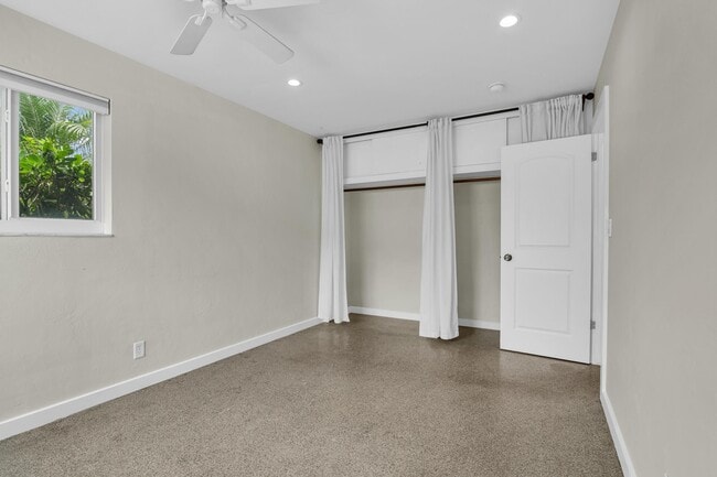 Building Photo - 909 SE 16th Pl