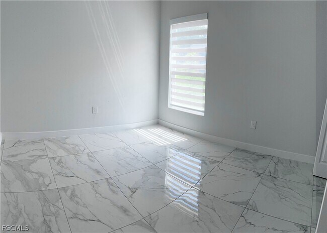 Building Photo - 825 Porter St E