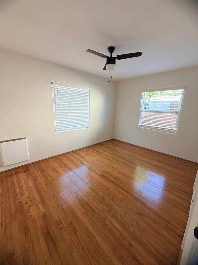 Building Photo - Lovely 2 bedroom with attached Garage