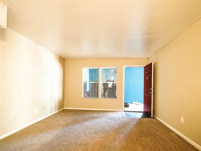 Building Photo - 816 Oak St