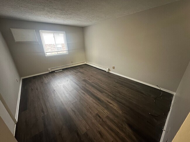 Building Photo - 607 Hillview Dr
