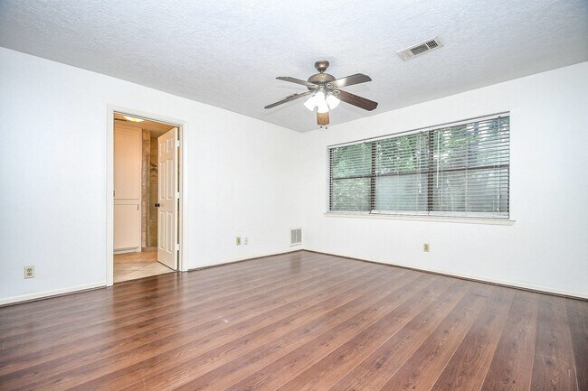 Building Photo - 6702 Spring Leaf Dr