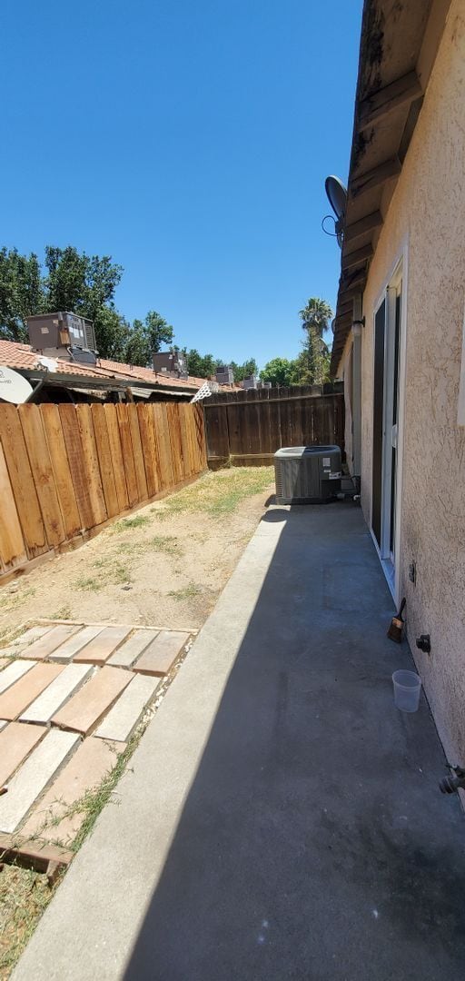 Building Photo - Turlock 2 Bedroom 2 Bath with Garage Triplex