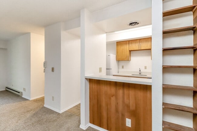 Building Photo - Bellevue Manor Condo, Great Location acros...