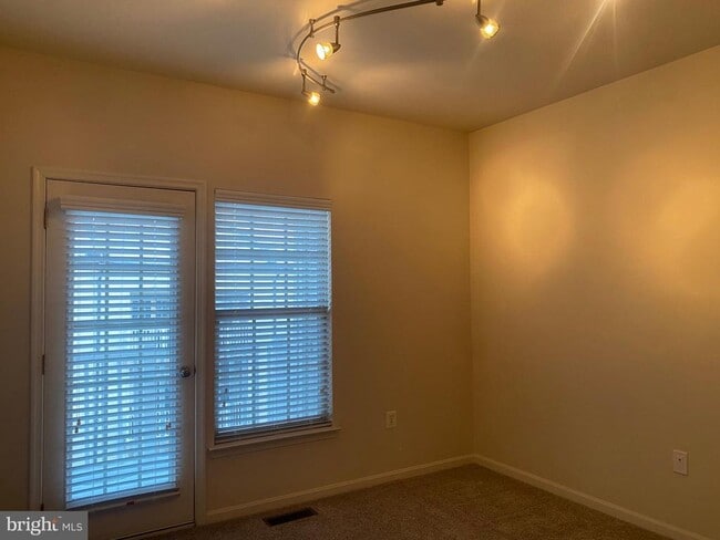 Building Photo - 8049 Crescent Park Dr