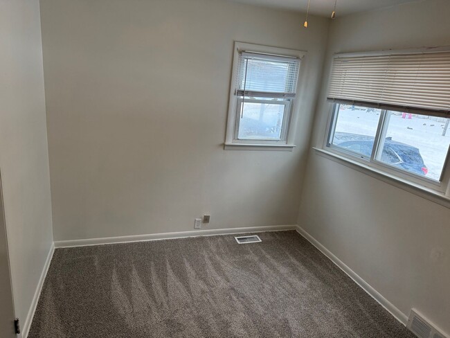 Building Photo - Affordable 2-Bedroom Gem in Flint – Detach...