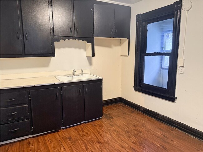 Building Photo - 6-7 Calihan Park