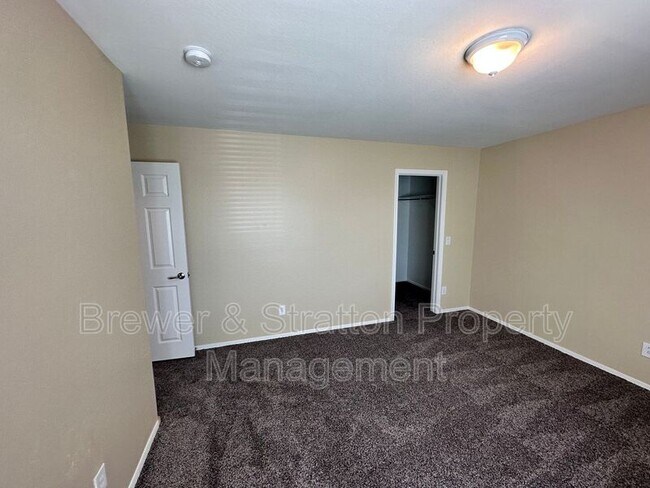 Building Photo - 2677 N Hawthorn Dr