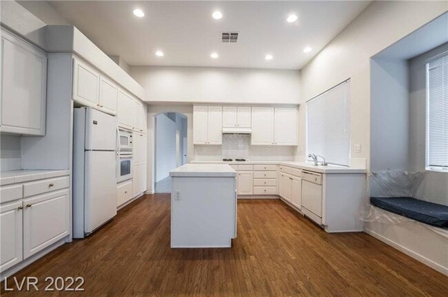 Building Photo - 8043 Shadowvale Dr