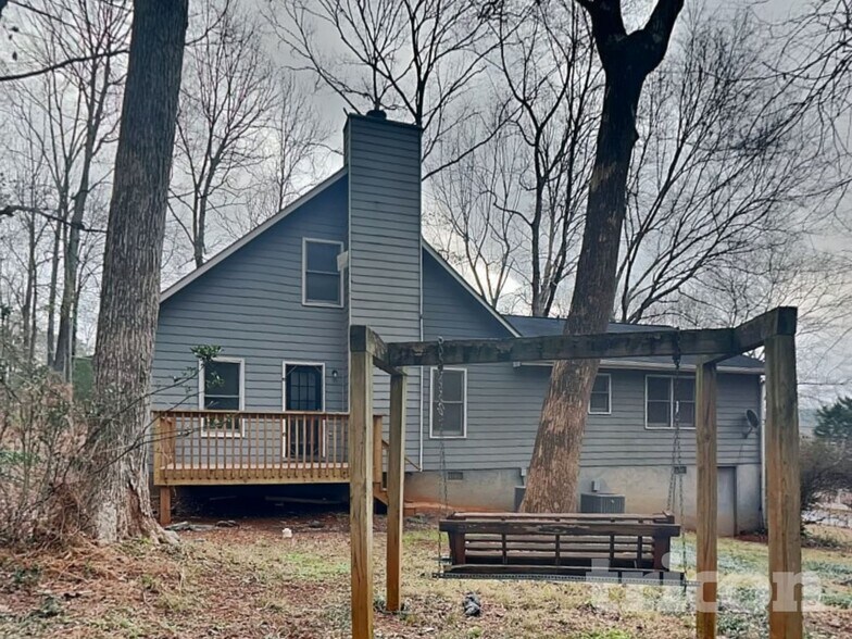 Building Photo - 605 Lake Dr SW