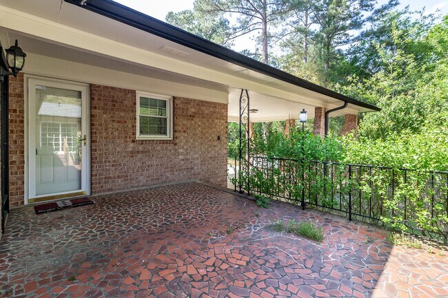 Building Photo - Beautiful and Updated 5 Bedroom Home