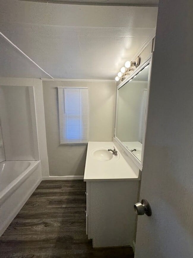 Building Photo - 2 bedrooms, 1 full bath located on a quiet lot. 1 story living with a great open floor plan. Very...