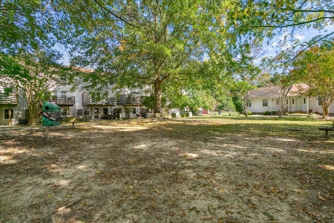 Building Photo - Bright 2 Bedroom Townhome in Williamsburg VA with Finished Lower Level & Private Balcony